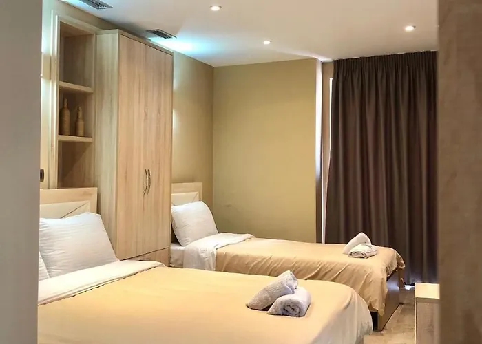 Couette-café 21-rooms Tirana